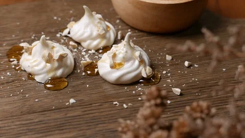 Meringue a dessert cloud-like cookies. Видео 89084540