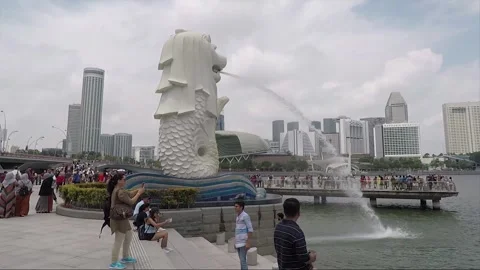 Merlion Statue near Downtown Core, Marina Bay, Merlion Park, Singapore Video stock 334683072