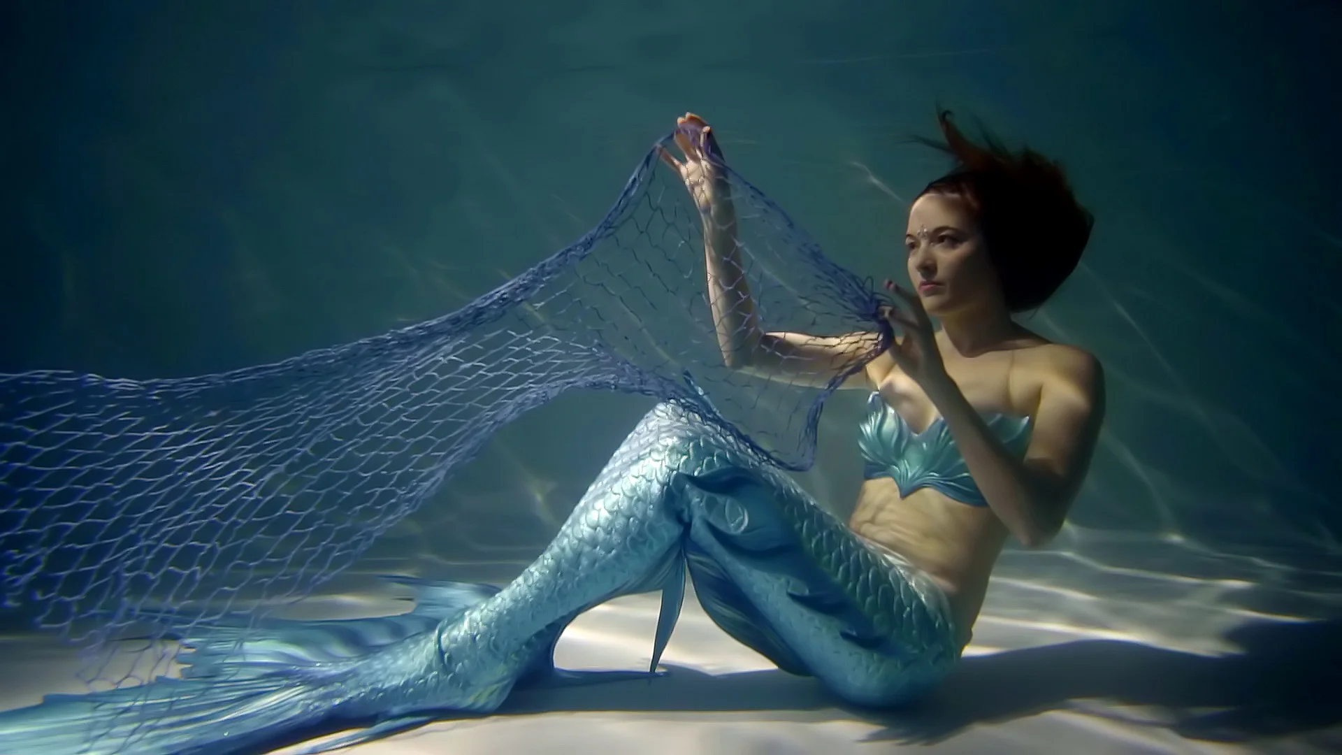Mermaid got in the net, Stock Video