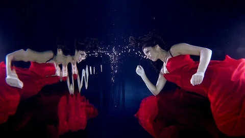 Mermaid plays with his reflection under water Vidéo 73817457