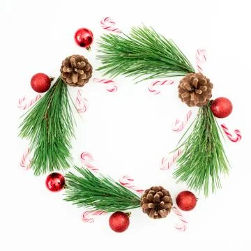 Merry Christmas composition of pine branches and red balls decoration with ca Foto stock