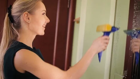 Merry maid cleans a mirror Видео 82165074