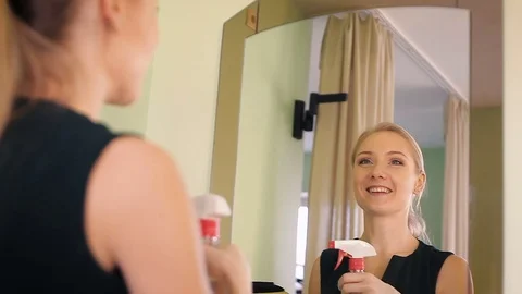 Merry maid cleans a mirror Vídeo Stock 82166014