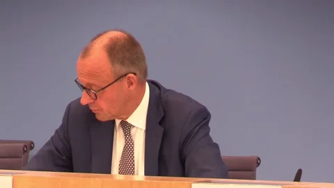 Merz rejects UniCredit's increased stake in Commerzbank as 'unfriendly', Berlín, Stockbeeldmateriaal 313360485