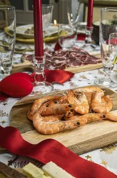 Mesa con comida para celebrar la Navidad, en primer plano tabla de madera c.. Stock Photos
