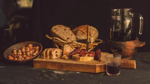 Mesa con comida y bebida Stock Photos