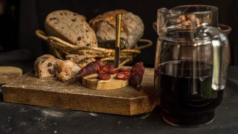 Mesa con comida y bebida Foto stock