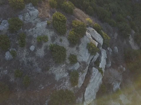 Mesa top rocks pull away to reveal sun 스톡 동영상 73486544