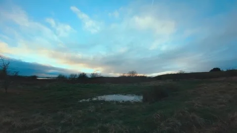 Mesmerising Timelapse Of Clouds In A Open Field At Sunset. 4K Vídeos de archivo 273299293