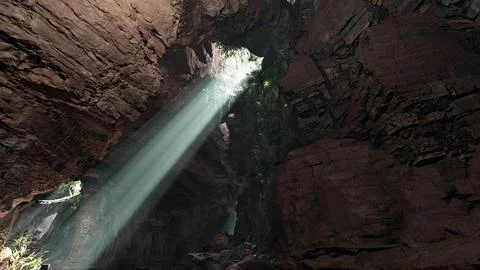 A mesmerizing cave filled with sparkling rocks 스톡 일러스트