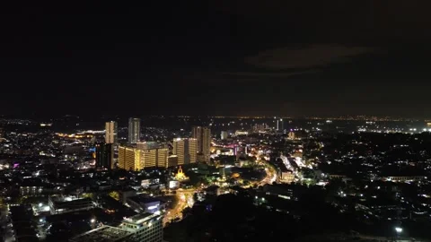 Mesmerizing cityscape after dark, showcasing illuminated skyscrapers Vidéo 325189665