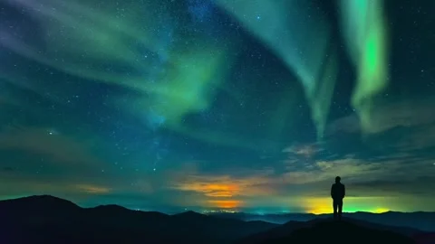 Mesmerizing dance of the northern lights in the starry sky above the dark s.. Stock-Footage 246469912