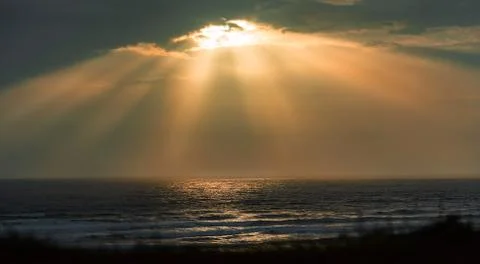 A mesmerizing &amp; dramatic rays of light at seashore. 库存照片