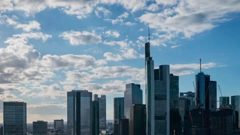 Mesmerizing Frankfurt Time-lapse Featuring Cloudy Skies and Architecture Video stock 309571320