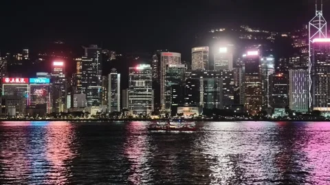 A mesmerizing night view of Hong Kong's iconic skyline with vibrant lights 库存影片 338280482