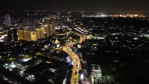 Mesmerizing Nighttime Aerial View of a Bustling Coastal Metropolis Vidéo 325189889