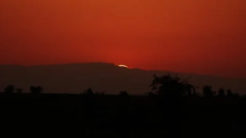 Mesmerizing sight as sun sets behind mountains and disappears behind peaks Vídeo Stock 304035840