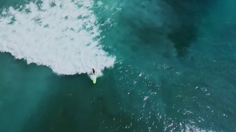 Mesmerizing Sky Outlook Coupled With Lively Wave Surfing Display 스톡 동영상 332872908