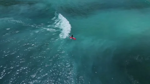 Mesmerizing Sky Outlook Coupled With Lively Wave Surfing Display 動画素材 332872966