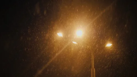 A mesmerizing slow motion of snow falling at night with the illumination of.. 库存影片 334995850