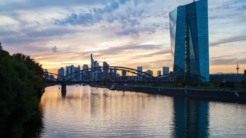 Mesmerizing timelapse of sunset reflections on the river in Frankfurt Video stock 308164833