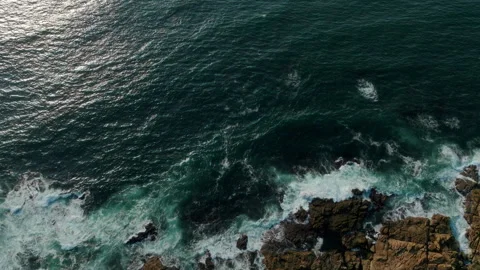 Mesmerizing top-down aerial view of turquoise Atlantic waves crashing against 库存影片 336284250