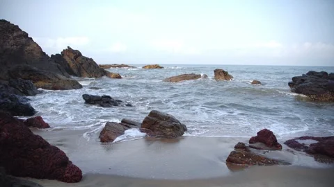 A mesmerizing video of the blue ocean, which beat the surf against the stones, Video stock 243229874