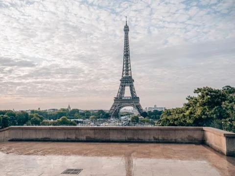 A mesmerizing view of the iconic Eiffel Tower in the early morning in Paris,  Foto stock