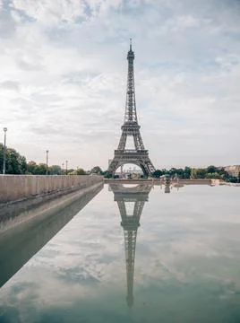 A mesmerizing view of the iconic Eiffel Tower in the early morning in Paris,  Stockfoto's