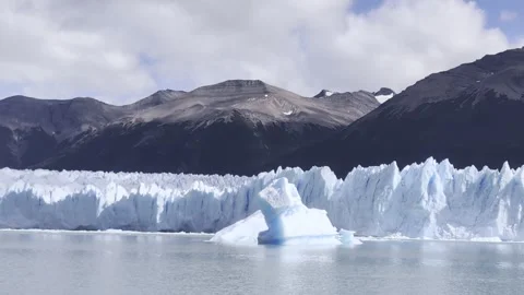 Mesmerizing view of the Perito Moreno Glacier from a tour boat. El Calafate in S Vídeo Stock 334483994