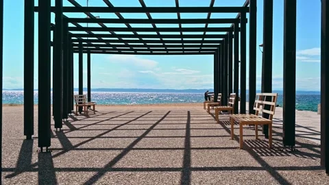 A mesmerizing view of the sparkling sea captured through a modern pergola o.. 库存影片 339117067