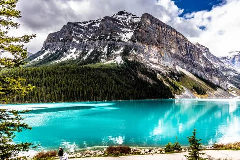 Mesmerizing view of turquoise, glacier-fed Louise Lake in Banff National Park in Stock Photos