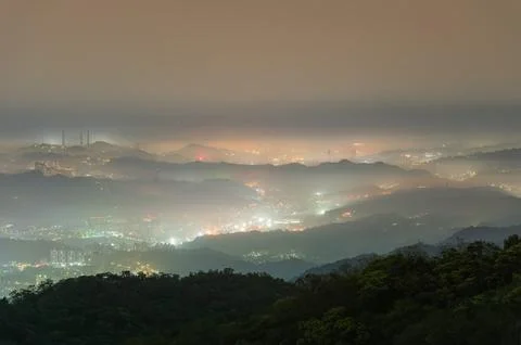 A mesmerizing white mist hangs over the city in the valley. Colorful skyline. Foto stock
