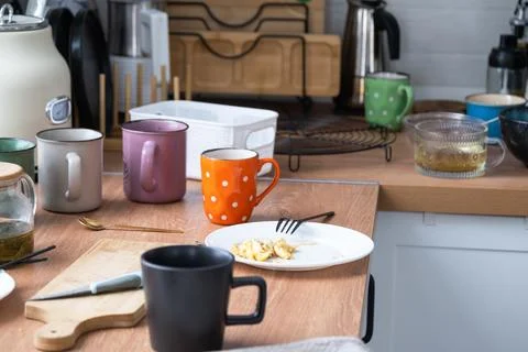 A mess in the kitchen, dirty dishes on the table, scattered things, unsanit.. Foto stock