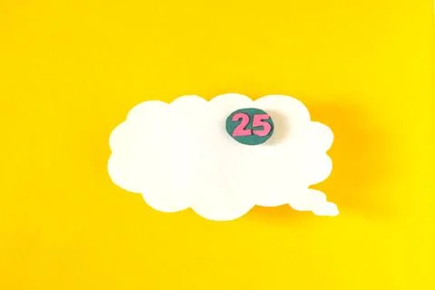 Message in the form of a cloud of paper on a yellow background, social networks Foto stock