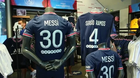 Messi jerseys fill PSG store, París, FR - 12 Aug 2021 Stock Footage 204051758