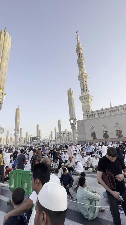 Messive Crowd Gathering at Masjid Al-Nabawi Stock Footage 320436022
