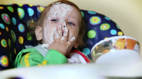 Messy baby boy learning how to eat 스톡 동영상 8915890