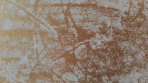 Messy pattern of textured wall surface with golden paint and grey scratches Foto stock