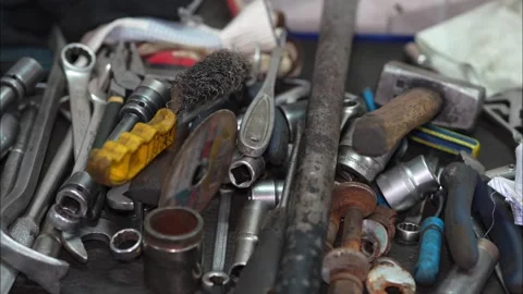 A messy pile of various mechanical tools on a tool cart. Vidéo 345913630