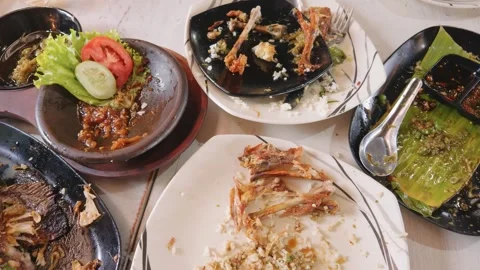Messy table with empty plates and leftover food scraps after a delicious family  Video stock 343401273