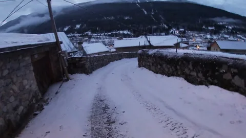 Mestia. Ancient tower - a visiting card of Svaneti, old stone houses, winter. Vidéo 296537712