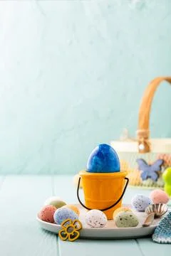 Metal basket with colourful Easter quail eggs Stock-Fotos