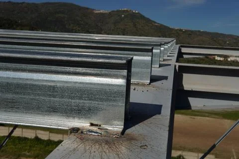 A metal beam with a profiled surface. 스톡 사진