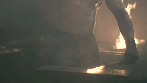 Metal bends under a blacksmith sledgehammer Video stock 109604498