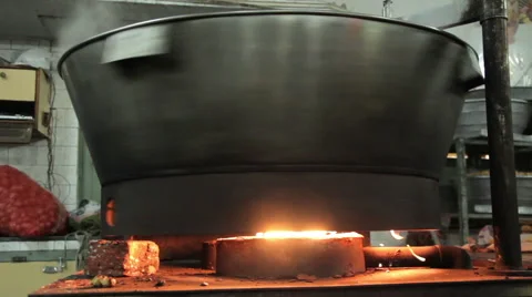 Metal big pan on fire Vidéo 50325311