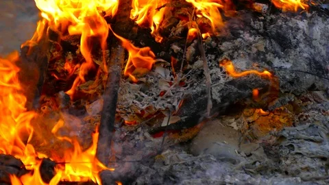 On the metal burns plastic in the stake 스톡 동영상 91401293