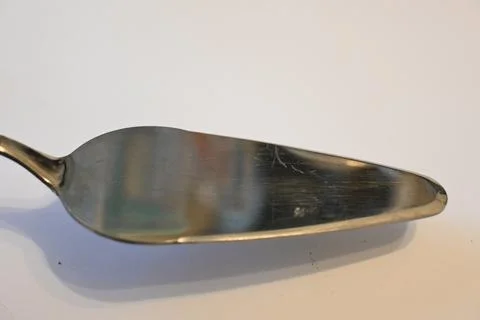 Metal cake server on a white surface Foto stock