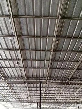 Metal Ceiling Structure with Hanging Light Bulbs Foto stock