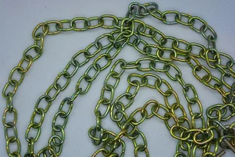 Metal chains, overflow chains are arranged randomly on a white background. Foto stock